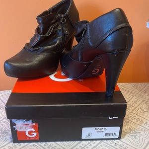 Guess women ankle booties with side zippers| Size 8 1/2| Color Black